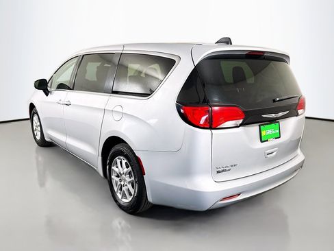 Used 2022 Chrysler Voyager LX FWD image 7