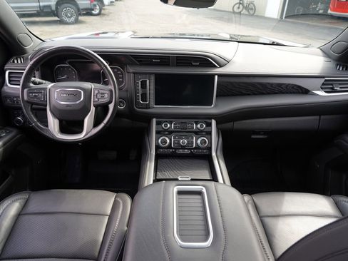 Used 2021 GMC Yukon XL Denali w/ Denali Premium Package image 27