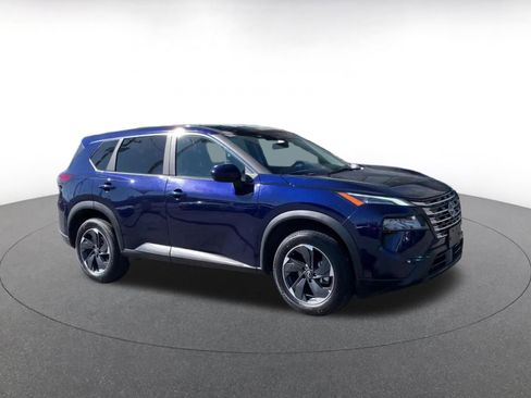 Used 2024 Nissan Rogue SV image 2