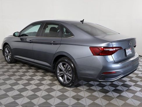 Used 2023 Volkswagen Jetta SE w/ Panoramic Sunroof Package image 4
