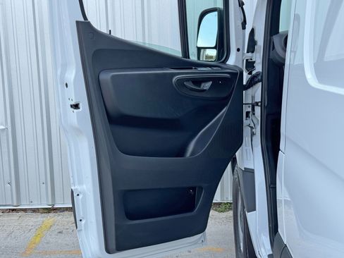 Used 2024 Mercedes-Benz Sprinter 2500 w/ Acoustic Package image 30