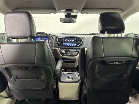 Used 2024 Chrysler Pacifica Touring-L image 20
