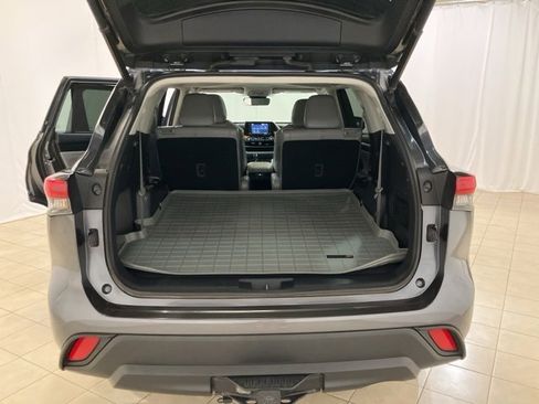 Used 2020 Toyota Highlander XLE image 25