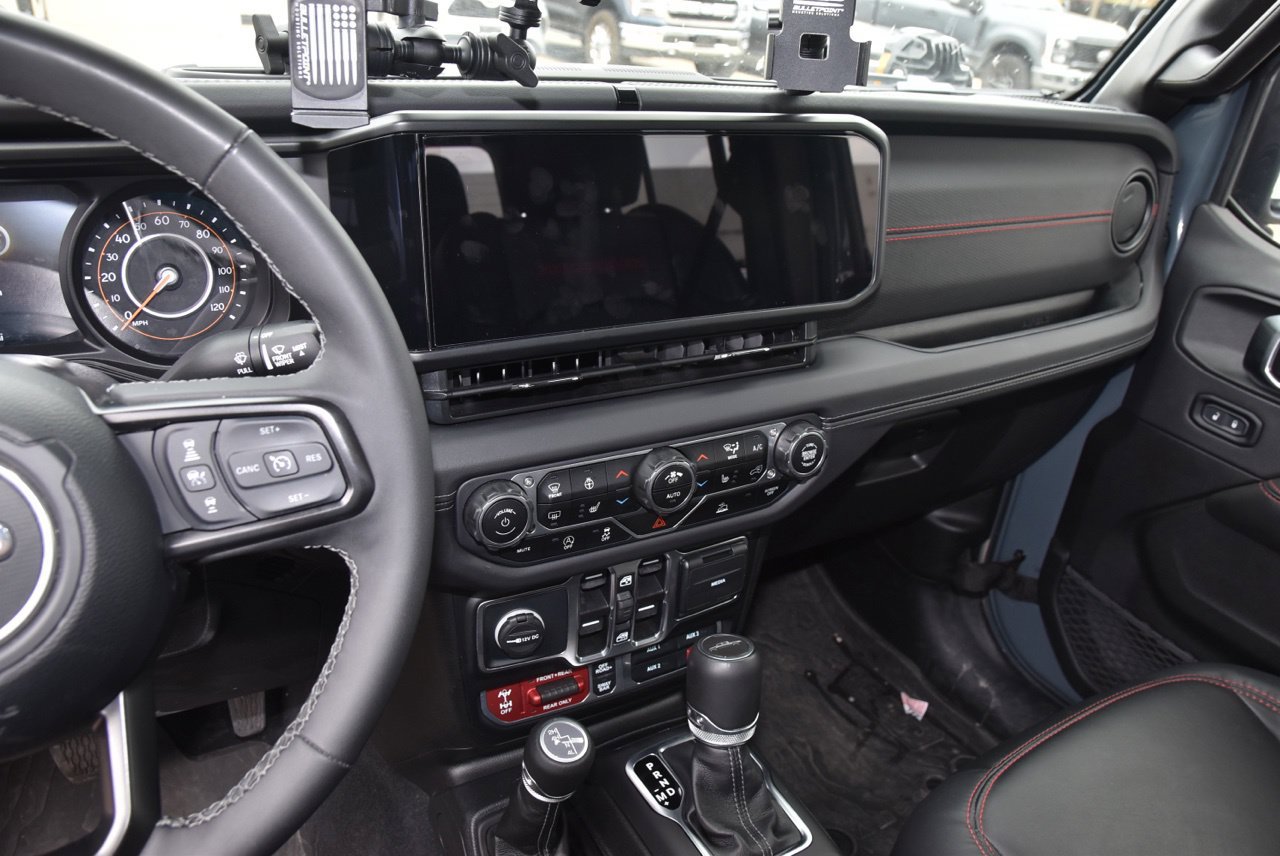 Used 2025 Jeep Gladiator Rubicon w/ Convenience Group AWD/4WD image 9