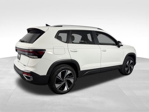 Used 2025 Volkswagen Taos SE w/ Panoramic Sunroof Package AWD/4WD image 5