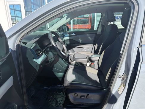 Certified 2022 Volkswagen Taos SE w/ Panoramic Sunroof Package image 11