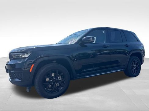 Used 2025 Jeep Grand Cherokee Altitude AWD/4WD image 5