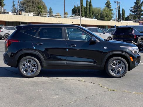 New 2026 Kia Seltos LX image 2