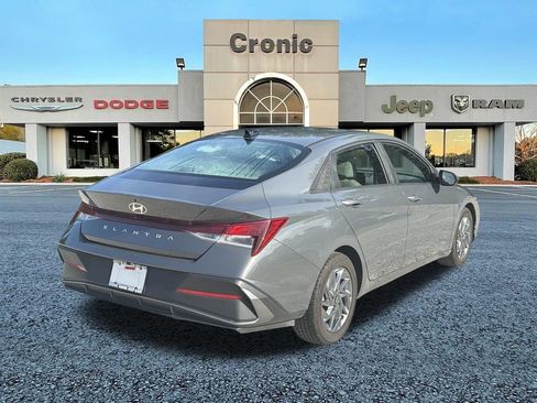 Used 2024 Hyundai Elantra SEL FWD image 3