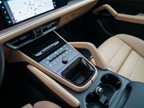 Used 2025 Porsche Cayenne image 20