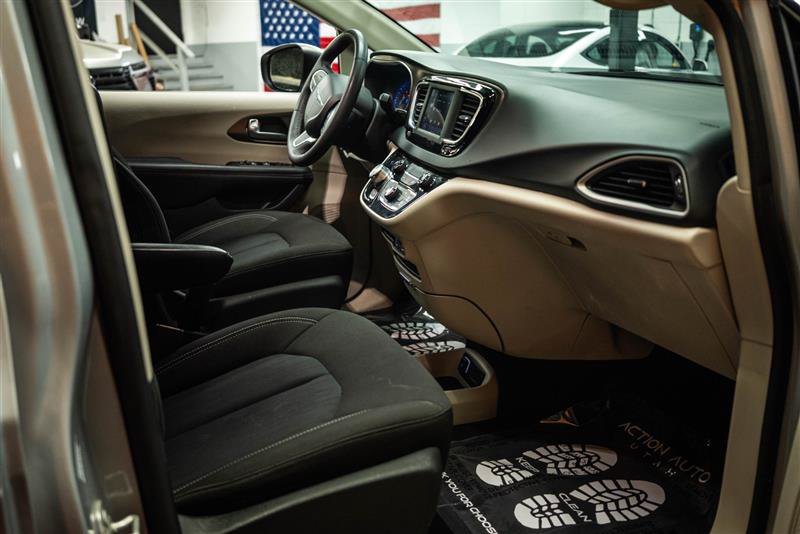 Used 2023 Chrysler Voyager LX FWD image 13