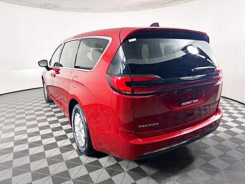 Used 2025 Chrysler Pacifica Select FWD image 5