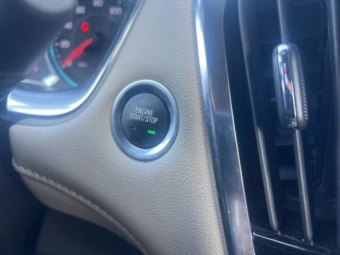 Used 2022 Chevrolet Traverse LT image 28