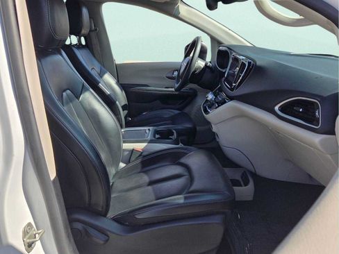 Used 2023 Chrysler Pacifica Touring-L FWD image 14