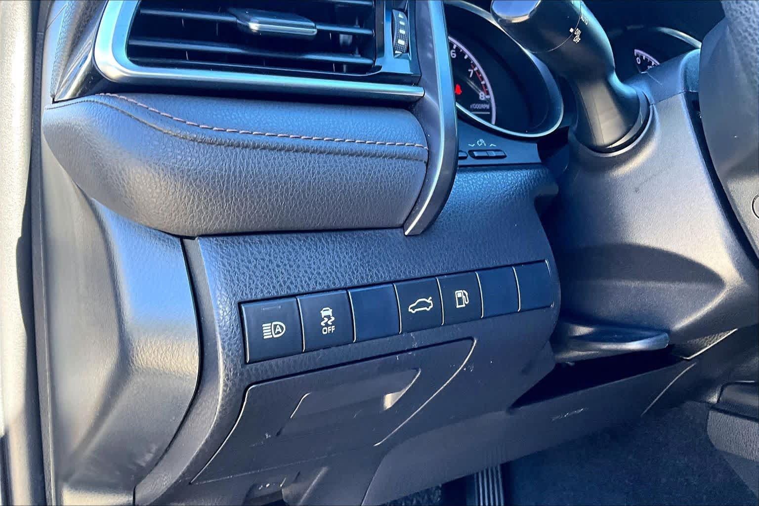 Used 2018 Toyota Camry LE FWD image 37