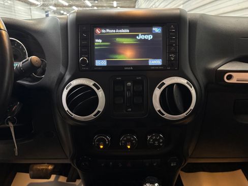 Used 2015 Jeep Wrangler Unlimited Sahara AWD/4WD image 21
