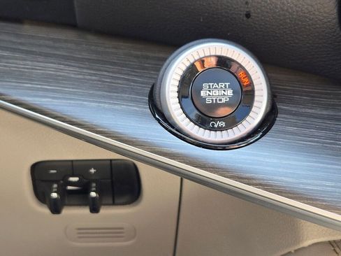 Used 2024 Jeep Wagoneer Series III w/ Premium Group I image 32