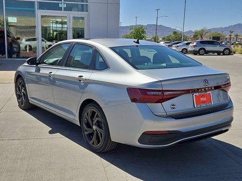 Used 2025 Volkswagen Jetta SE FWD image 8