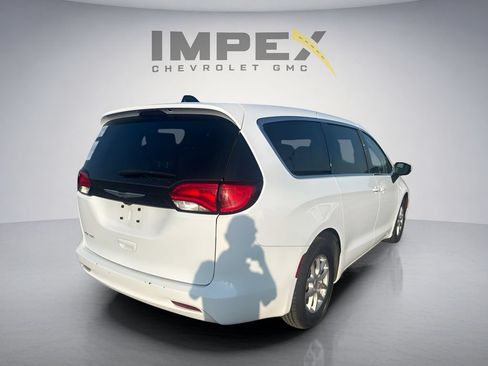 Used 2023 Chrysler Voyager LX FWD image 5