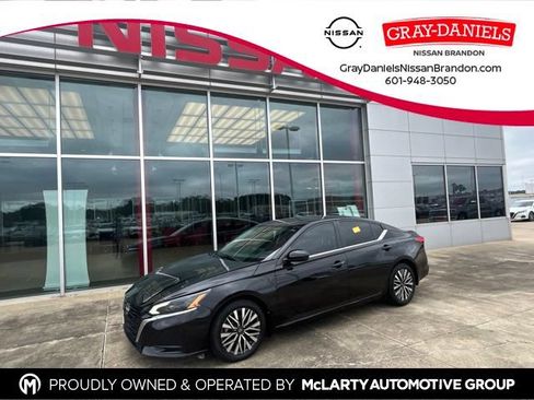 Used 2024 Nissan Altima 2.5 SV w/ SV Premium Package FWD image 1
