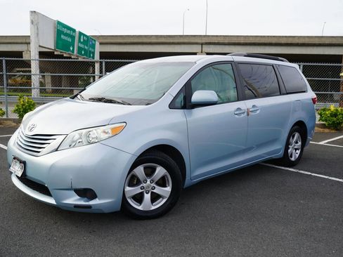 Used 2017 Toyota Sienna LE image 3