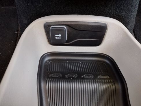 Used 2024 Chrysler Voyager LX image 30