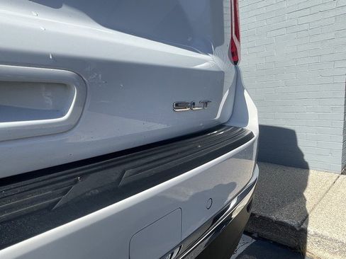 Used 2023 GMC Yukon XL SLT image 9