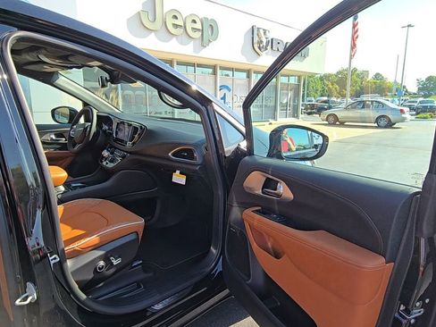 New 2026 Chrysler Pacifica Pinnacle w/ Trailer Tow Group image 17