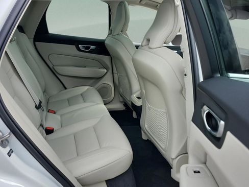 Used 2022 Volvo XC60 B5 Momentum w/ Protection Package Premier image 18