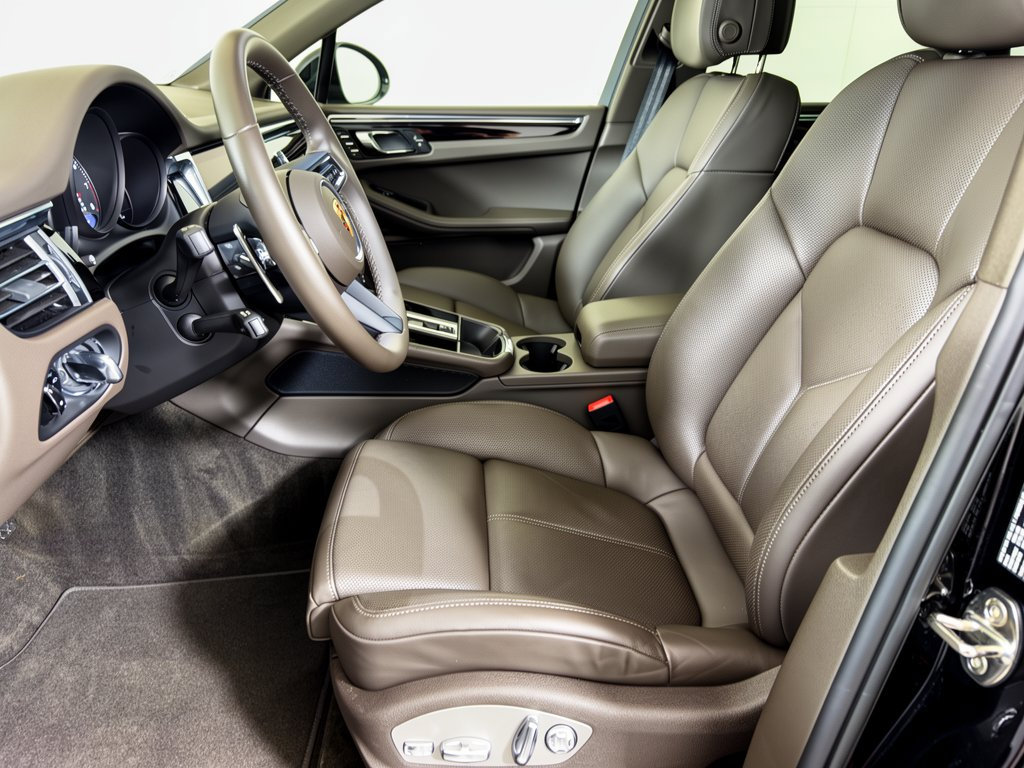 Certified 2025 Porsche Macan w/ Premium Package Plus AWD/4WD image 5