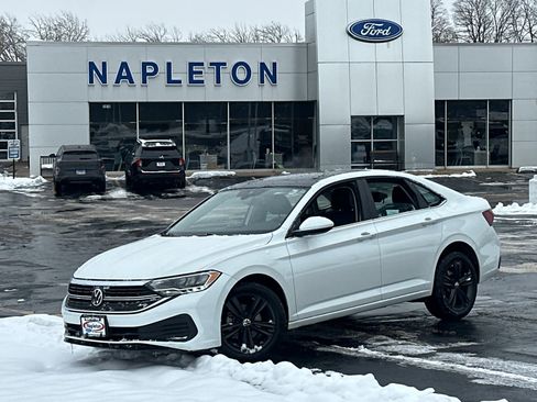 Used 2024 Volkswagen Jetta SE w/ Panoramic Sunroof Package image 2