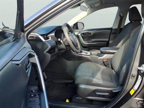 Used 2021 Toyota RAV4 LE image 16