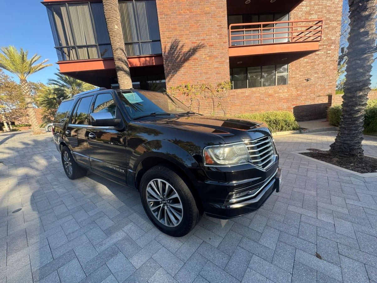 Used 2017 Lincoln Navigator Select AWD/4WD image 3