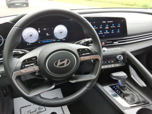 Used 2025 Hyundai Elantra SEL FWD image 12