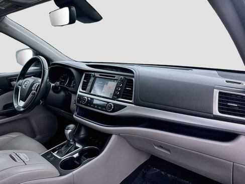 Used 2019 Toyota Highlander XLE AWD/4WD image 31