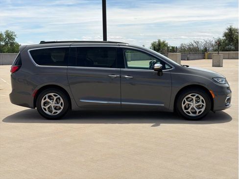 Used 2023 Chrysler Pacifica Limited FWD image 9