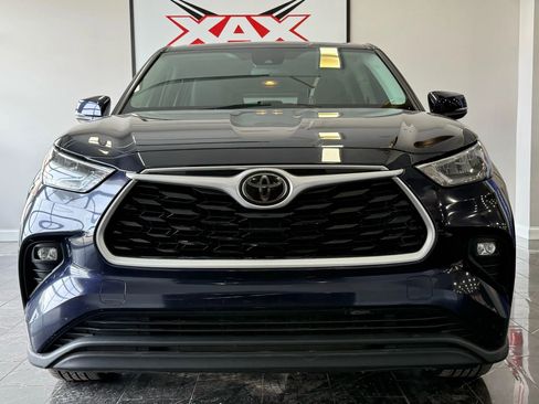 Used 2020 Toyota Highlander LE image 2