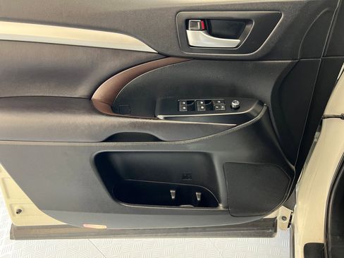 Used 2016 Toyota Highlander XLE image 12