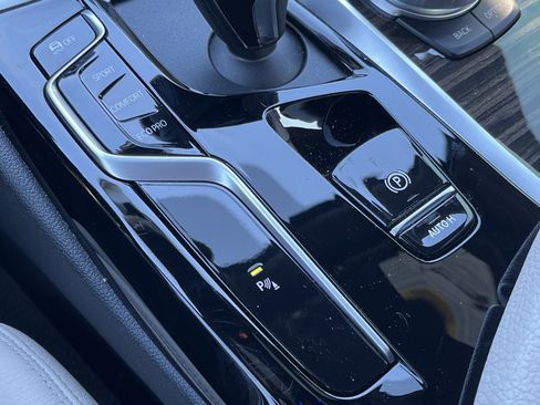 Used 2021 BMW 530i w/ Premium Package image 9