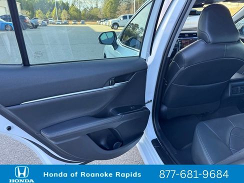 Used 2019 Toyota Camry XLE image 18