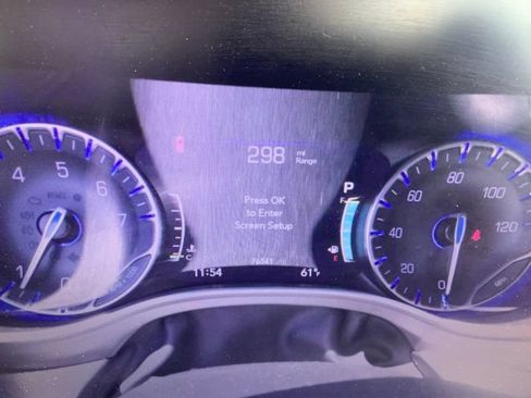 Used 2023 Chrysler Pacifica Touring-L FWD image 9