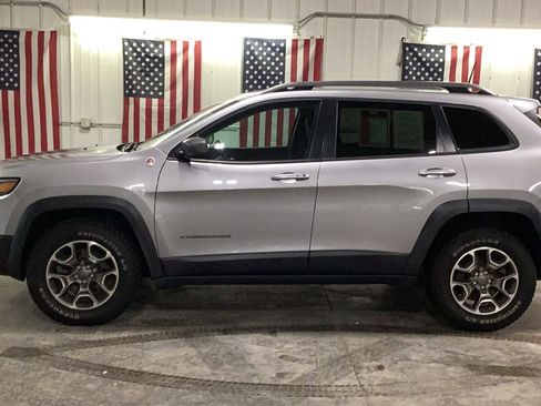 Used 2019 Jeep Cherokee Trailhawk image 3
