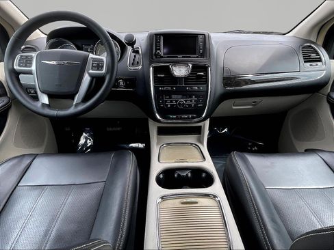 Used 2013 Chrysler Town & Country Touring-L w/ Premium Group FWD image 7