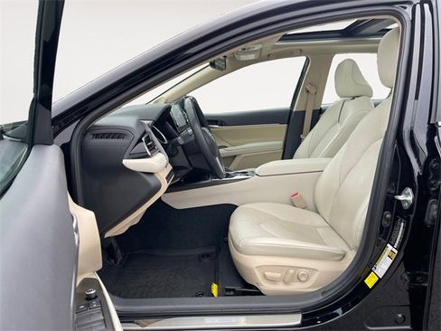 Used 2024 Toyota Camry XLE w/ Navigation Package image 9