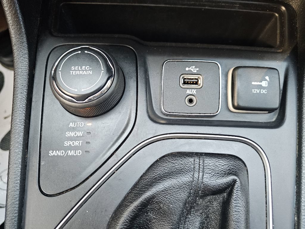 Used 2019 Jeep Cherokee Latitude w/ Popular Appearance Group AWD/4WD image 25