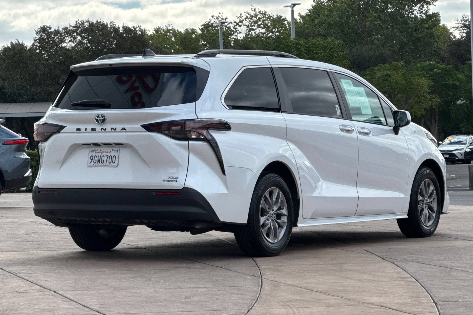Used 2023 Toyota Sienna XLE FWD image 4