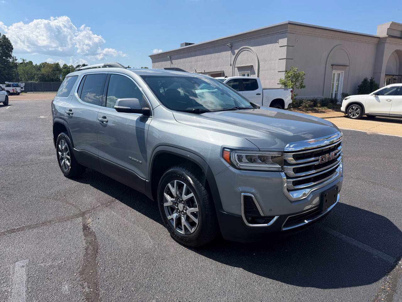 Used 2023 GMC Acadia SLT AWD/4WD image 3