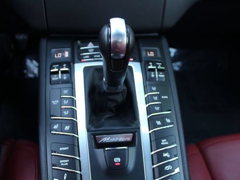 Used 2017 Porsche Macan Turbo AWD/4WD image 34