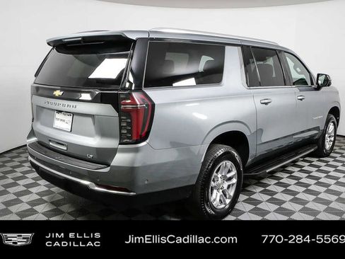 Used 2025 Chevrolet Suburban LT RWD image 3