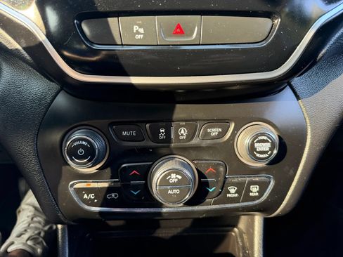 Used 2020 Jeep Cherokee Limited AWD/4WD image 24